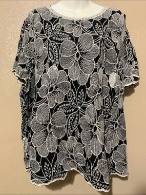 9. Solitaire size 1X Black & White Floral Short-Sleeve  Top NWT